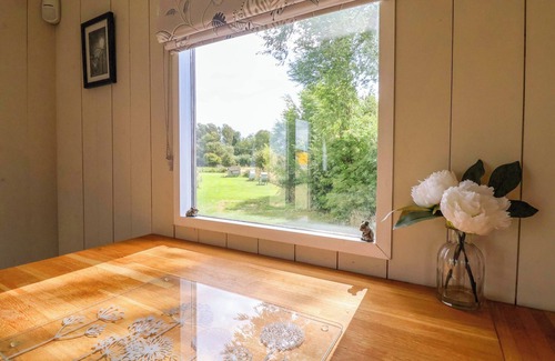 Mappleton Cabaña | THE DRAGONFLY, romantic, with a garden in Hornsea
