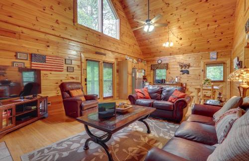 Sevierville Casa | The Dreamers Nest Sevierville Cabin with Hot Tub!