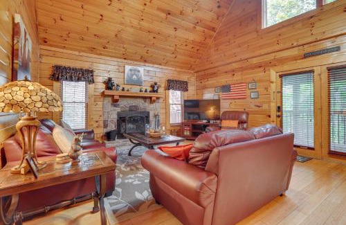 Sevierville Casa | The Dreamers Nest Sevierville Cabin with Hot Tub!