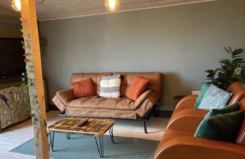 Temple Cabina | "The Drum" Romantic cosy cabin. Spacious with views.