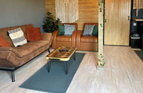 Temple Cabina | "The Drum" Romantic cosy cabin. Spacious with views.