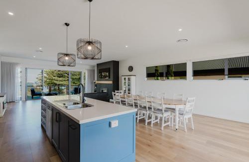 Victor Harbor Casa | The Dual Family Entertainer 9 Esplanade Victor Harbor - Linen Included - Luxury - Seafront