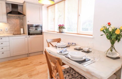 Stow Bedon Cabaña | THE DUCK HOUSE, romantic, with hot tub in Watton
