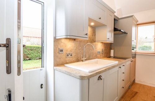 Stow Bedon Cabaña | THE DUCK HOUSE, romantic, with hot tub in Watton