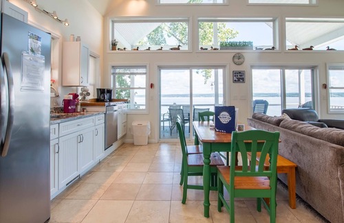 Romulus Cabaña | Vacaciones en esta casa contemporánea junto al lago en el lado oeste del hermoso lago Cayuga.