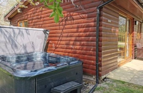 East Huntspill Cabina | The Duckling Lodge (private hot tub)