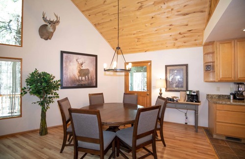 Heber Cabina | The Duke Cabin - A FOREST LAKES Cabin in the Woods!