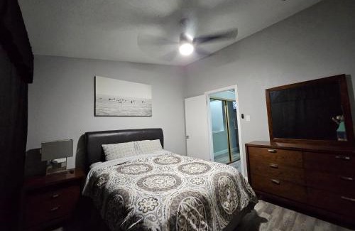 Lake Highlands Apartamento | The Duke's Castle with Garage & Fast Internet
