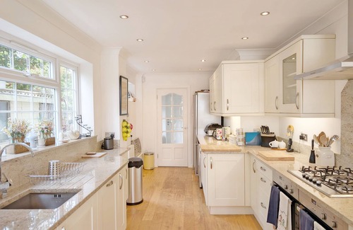 Bognor Regis Cabaña | The Dunes - Swimming Pool - a town house that sleeps 12 guests in 6 bedrooms