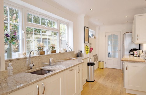 Bognor Regis Cabaña | The Dunes - Swimming Pool - a town house that sleeps 12 guests in 6 bedrooms