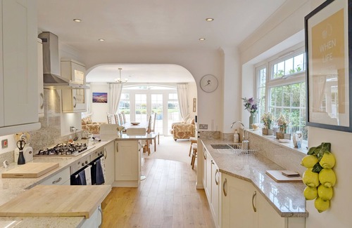 Bognor Regis Cabaña | The Dunes - Swimming Pool - a town house that sleeps 12 guests in 6 bedrooms