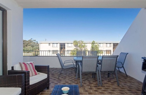 Fingal Bay Apartamento | The Dunes Two bedroom apartment overlooking pool