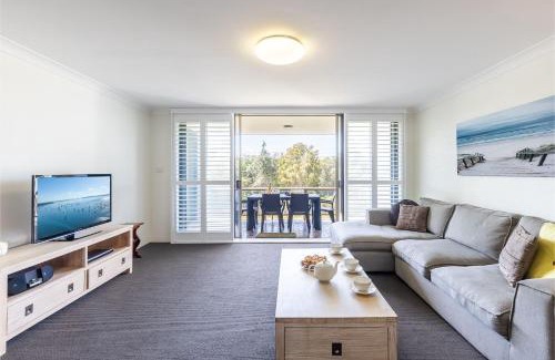 Fingal Bay Apartamento | The Dunes15 fabulous unit with pool tennis court and across the road to the beach