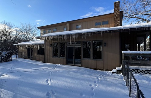 Eau Claire Casa | The Eagle's Nest - Cabin Home