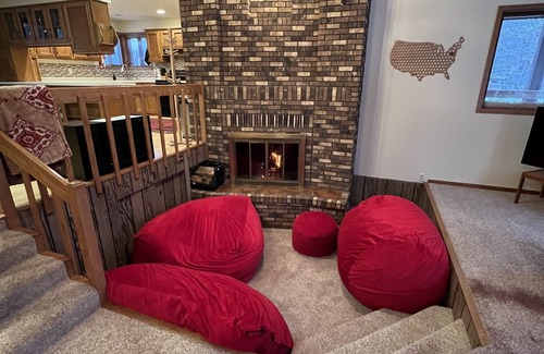 Eau Claire Casa | The Eagle's Nest - Cabin Home