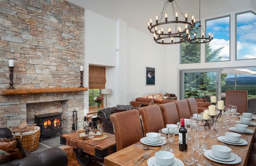 Grantown-on-Spey Casa | The Eagle's Nest - large house with hot tub and sauna