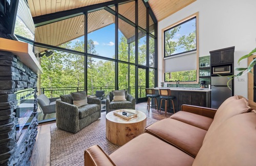 Hot Springs Cabina | The Eagle Treehouse, Hot Tub, Mountaintop, Near downtown