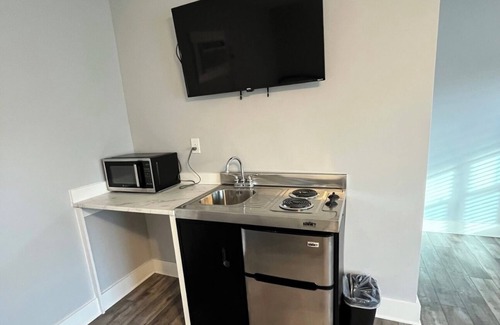 Parker Casa | The East Bay Inn Room 5 - Cozy hotel in brilliant Panama City with AC, WiFi