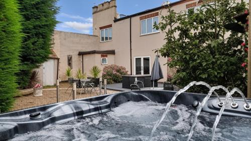 Kneesall Cabina | The East Wing at Rufford Park Lodge, Hot Tub Retreat