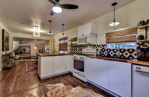 East Cesar Chavez Casa | The Eastside Lodge Austin