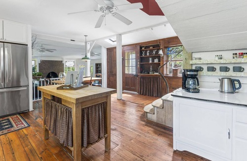 Stroudsburg Casa | The Eclectic Shamba Inn -Private Creek Access / Sunroom / Firepit/ Dog Friendly