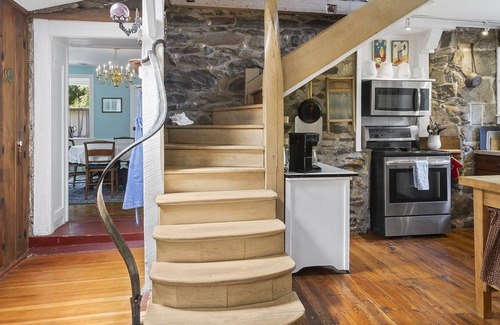 Stroudsburg Casa | The Eclectic Shamba Inn -Private Creek Access / Sunroom / Firepit/ Dog Friendly