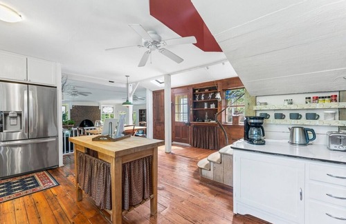 Stroudsburg Casa | The Eclectic Shamba Inn with Private Creek Access/Sunroom/Firepit/Dog Friendly