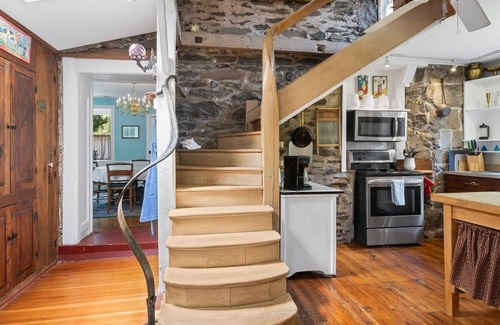 Stroudsburg Casa | The Eclectic Shamba Inn with Private Creek Access/Sunroom/Firepit/Dog Friendly