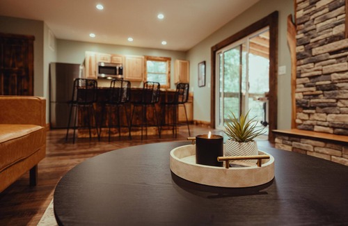 South Bloomingville Cabina | The Edge - Escape to The Edge Cabin in Hocking Hills, OH! This cozy retreat features a private hot tub, fire pit, gas grill, and more. Perfect for up to 6 guests, it’s minutes from hiking, waterfalls, and caves. Book your stay today!