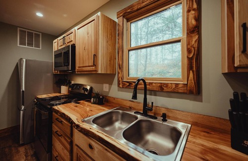 South Bloomingville Cabina | The Edge - Escape to The Edge Cabin in Hocking Hills, OH! This cozy retreat features a private hot tub, fire pit, gas grill, and more. Perfect for up to 6 guests, it’s minutes from hiking, waterfalls, and caves. Book your stay today!