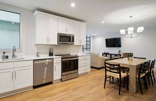 Central Business District Hotel | The Eleanor: 5BD w/ 2 balconies
