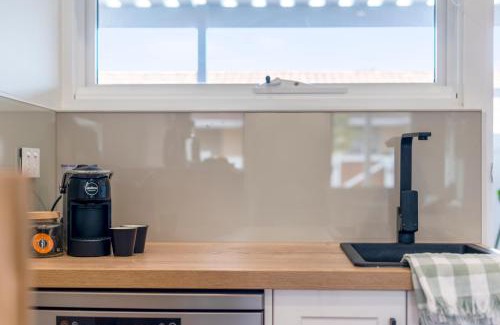 Christies Beach Apartamento | The Elements l Earth l 4 Stunning Apartments each with Private Outdoor Dining l Walk to the Beach l Pet Family and Event Friendly l Wifi l Netflix l Outdoor Shower l Communal BBQ Pavilion and Lawn Area l