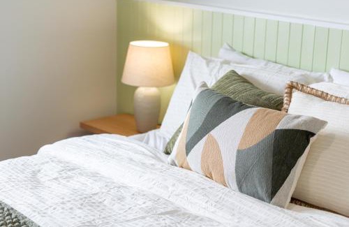 Christies Beach Apartamento | The Elements l Earth l 4 Stunning Apartments each with Private Outdoor Dining l Walk to the Beach l Pet Family and Event Friendly l Wifi l Netflix l Outdoor Shower l Communal BBQ Pavilion and Lawn Area l