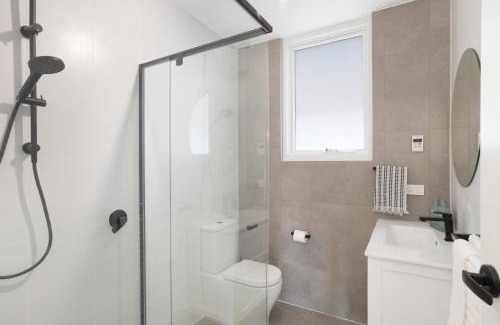 Christies Beach Apartamento | The Elements l Earth l 4 Stunning Apartments each with Private Outdoor Dining l Walk to the Beach l Pet Family and Event Friendly l Wifi l Netflix l Outdoor Shower l Communal BBQ Pavilion and Lawn Area l
