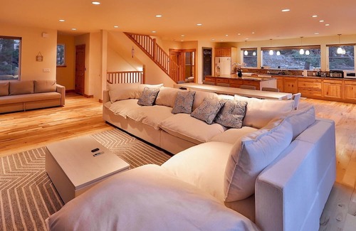 Stateline Casa | The Elevator House – Sleeps 10!
