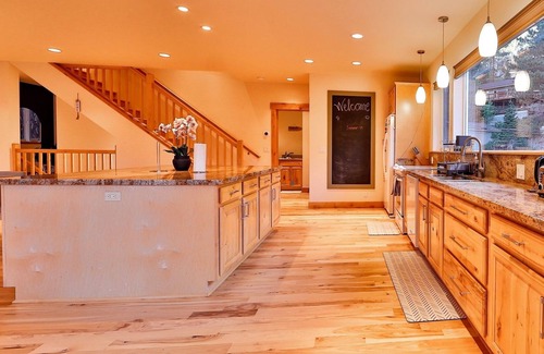 Stateline Casa | The Elevator House – Sleeps 10!