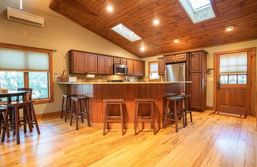 Mill Ridge Chalet De Esquí | The Elk Chalet: King Bed Suite, Hot Tub w/ S'mores Bar & Putt-Putt!⛳️