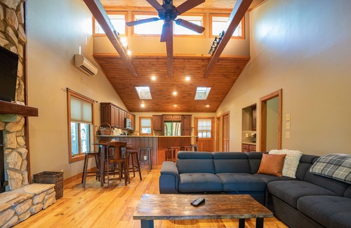 Mill Ridge Chalet De Esquí | The Elk Chalet: King Bed Suite, Hot Tub w/ S'mores Bar & Putt-Putt!⛳️