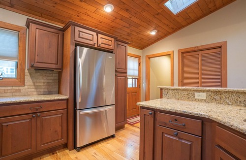 Mill Ridge Chalet De Esquí | The Elk Chalet: King Bed Suite, Hot Tub w/ S'mores Bar & Putt-Putt!⛳️