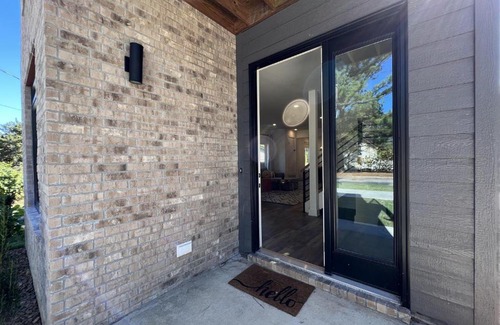 Fayetteville Casa | The Elm - Urban Downtown Home - South Fayetteville
