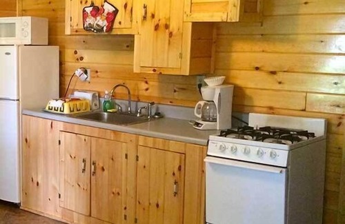 Lake Luzerne-Hadley Cabaña | The Elms Waterfront Cottages