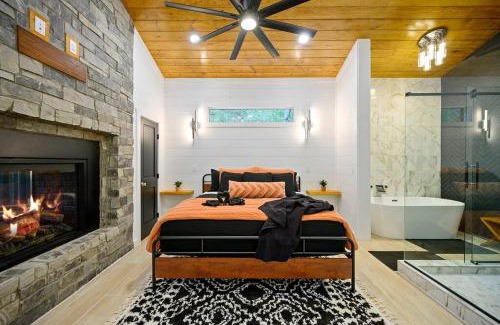 Broken Bow Casa | The Ember House - Luxury Honeymoon Cabin