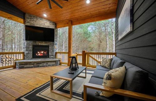 Broken Bow Casa | The Ember House - Luxury Honeymoon Cabin