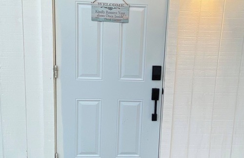 Riviera Beach Cabaña | The Emerald Oasis- 1 bedroom Detached Cottage with Wifi and AC- West Palm Beach