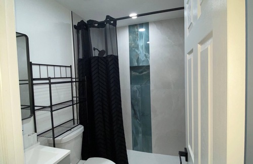 Riviera Beach Cabaña | The Emerald Oasis- 1 bedroom Detached Cottage with Wifi and AC- West Palm Beach