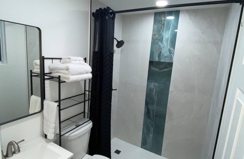 Riviera Beach Cabaña | The Emerald Oasis- 1 bedroom Detached Cottage with Wifi and AC- West Palm Beach