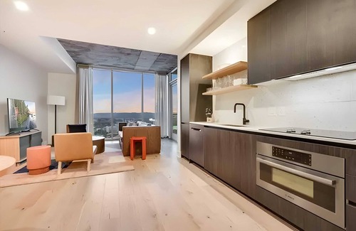 Rainey Street Historic District Cabaña | The Emma Penthouse: Modern 2BR Condo, Steps From Rainey St. & Lady Bird Lake