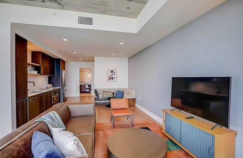 Rainey Street Historic District Cabaña | The Emma Penthouse: Modern 2BR Condo, Steps From Rainey St. & Lady Bird Lake