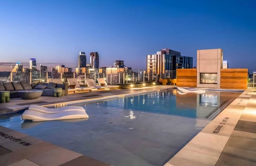 Rainey Street Historic District Cabaña | The Emma Penthouse: Modern 2BR Condo, Steps From Rainey St. & Lady Bird Lake