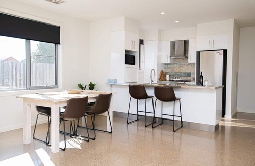 Orange Villa | Endsleigh II │Cosy 2 Bedroom Villa, Wifi, Near CBD